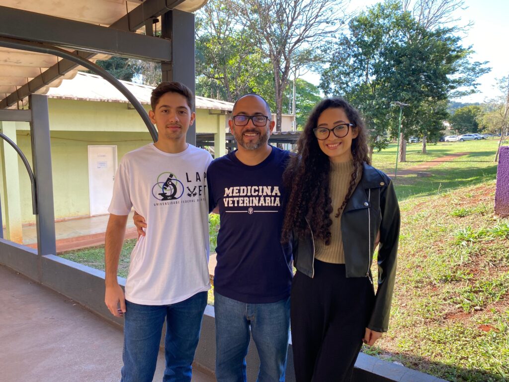 Pai e filha se formam juntos em medicina veterinária na UFJ